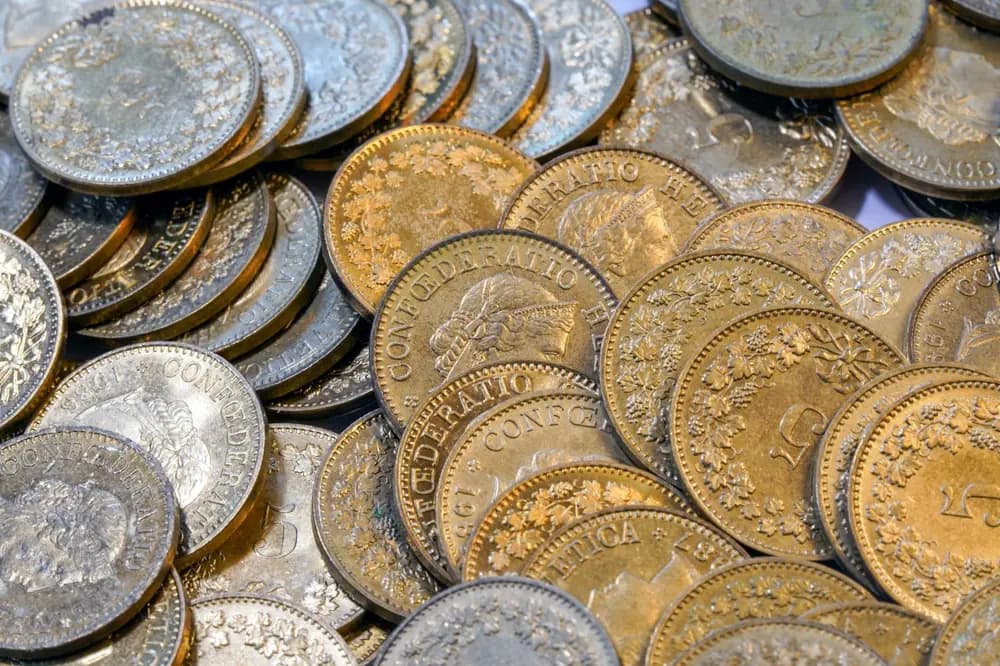 Alte Gold- und Silbermünzen in weichem Licht